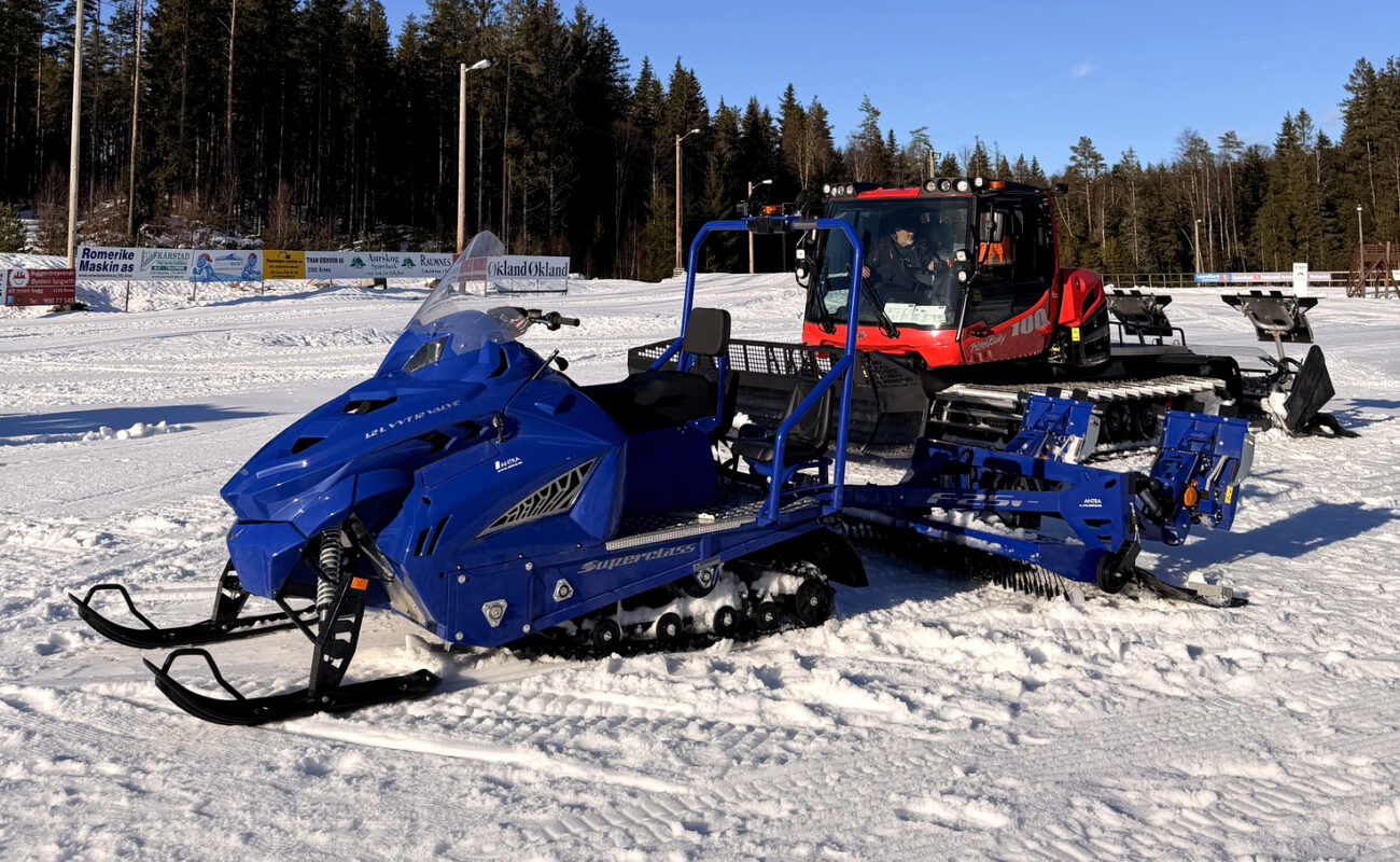 Alpina Superclass snowmobile with grooming equipment at Maskindagen event, Norway