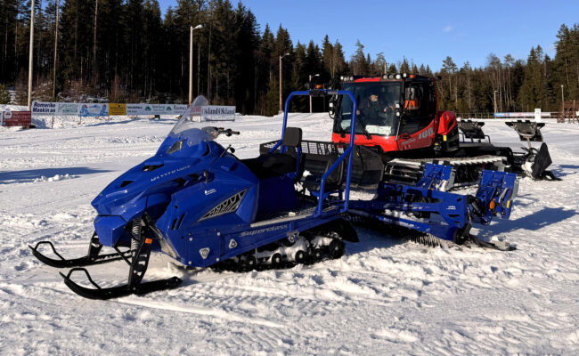 Alpina Superclass snowmobile with grooming equipment at Maskindagen event, Norway